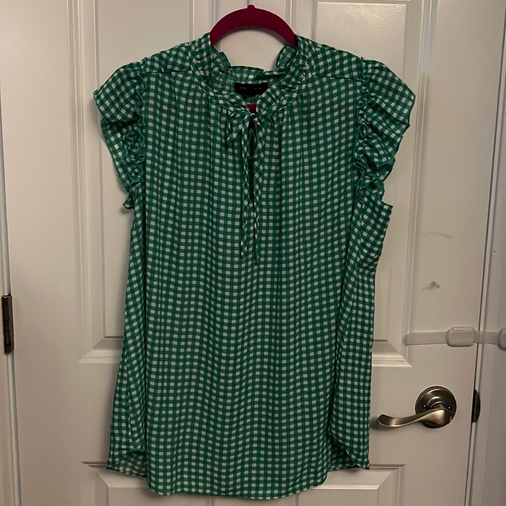 Cute flutter sleeve tank. 1x tie front gingham